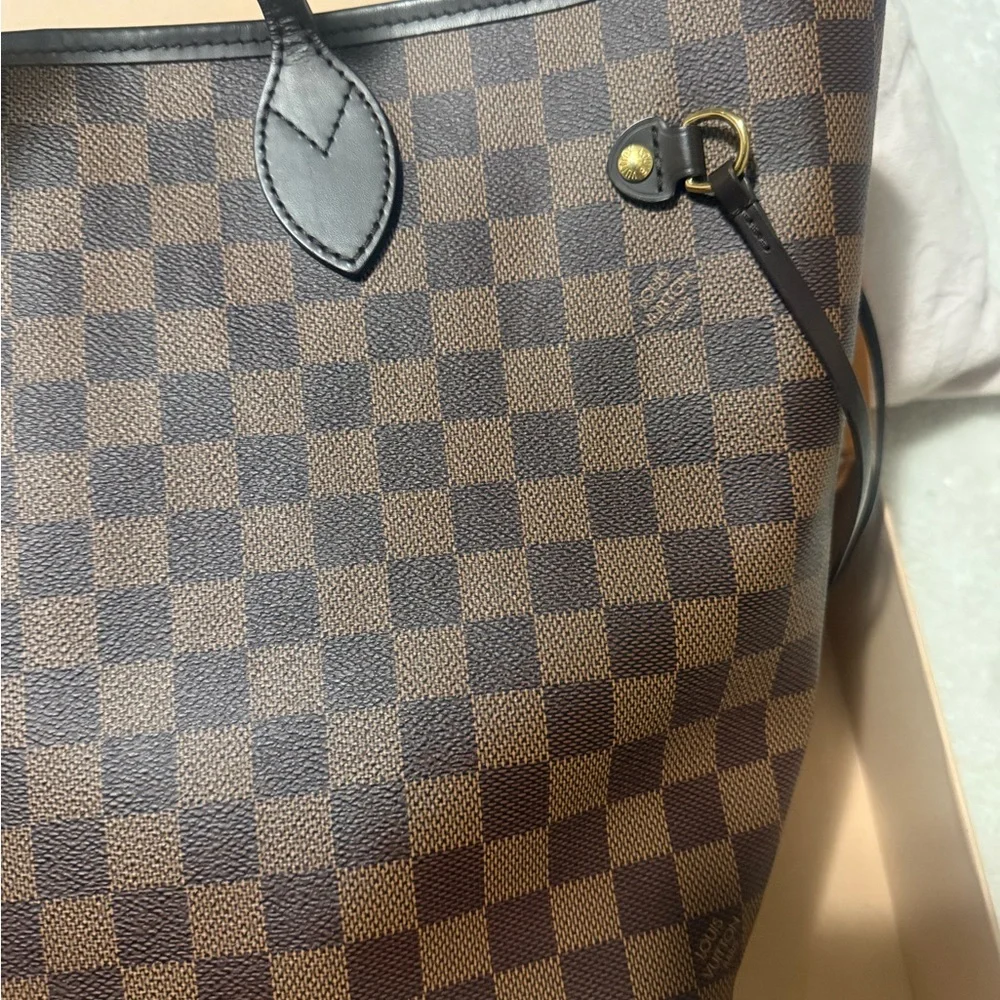 Louis Vuitton Neverfull MM Damier Ebene Cherry Interior - Picture 3 of 15